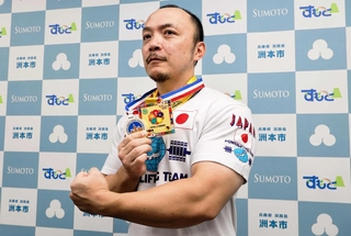 ベンチプレスの国際大会に日本代表として出場した高木淳さん＝洲本市役所