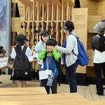 大阪・関西万博を楽しむ沼島小学校の児童ら＝大阪市此花区の夢洲（沼島小学校提供）