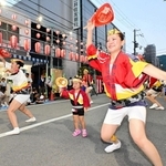 元気な踊りを披露する「おどり大会」の参加者＝洲本市本町５（撮影・内田世紀）