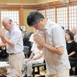 亡くなった予科練生らの冥福を祈り、手を合わせる参列者＝春日寺