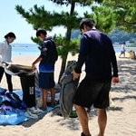 海水浴場が閉鎖となり、テントなどを片付ける家族連れ＝洲本市の大浜海水浴場（撮影・内田世紀）