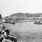 日の丸などを振り出征兵士を見送る人々（淡路市志筑、１９３７年、「淡路島今昔写真集」より）