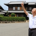 当時見た鮎原空襲の光景を思い出して語る大傍堅至さん＝洲本市五色町鮎原南谷