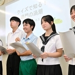 シンポジウムで研究の成果を発表する洲本実業高校の生徒たち＝洲本高校