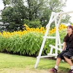 花びらが幾重にも重なる「東北八重」と写真を撮ることができるエリア＝淡路ファームパーク・イングランドの丘