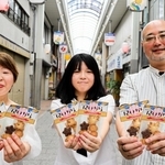 新商品「なぎさのはいからクッキー」を作った（左から）山田裕美さん、岩尾凪紗さん、別府一樹さん＝洲本市本町６