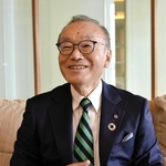 旭日小綬章受章のインタビューで喜びを語る木下紘一氏＝２０２２年４月２７日、洲本市小路谷、ホテルニューアワジ