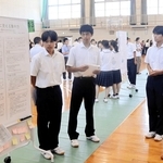 市役所職員らにプレゼンテーションをする淡路三原高校の生徒＝淡路三原高校