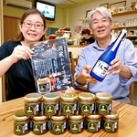 「酒蔵おかず味噌」の完成を喜ぶ広狩ふじ子さん（左）と上野山善彦さん＝洲本市本町６