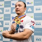 ベンチプレスの国際大会に日本代表として出場した高木淳さん＝洲本市役所