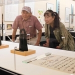 慶野銅鐸（左）、慶野中の御堂銅鐸とその舌。中の御堂銅鐸が発見された時の古文書の写しも並ぶ＝玉青館