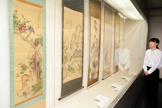 淡路島ゆかりの作者らによる作品が並ぶ会場＝洲本市山手１