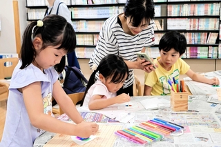 水彩ペンなどを使って集中して絵を描く子どもら＝淡路市浦