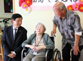 洲本市最高齢者の福島しまゑさん（中央）の長寿を祝う上崎勝規市長（左）と次男の繁男さん＝洲本市五色町広石上