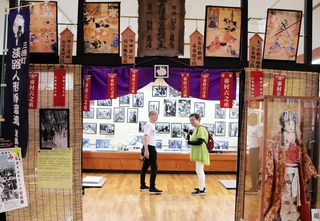 野掛け小屋を再現した展示の入り口＝淡路人形浄瑠璃資料館