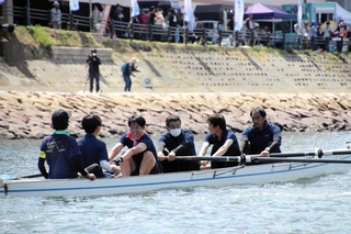 声援を受け、力いっぱいボートをこぐ参加者＝洲本川