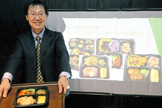 完成した淡路島ドクター弁当を持つ越久仁敬さん＝洲本市本町５