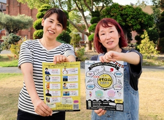 オモロー授業発表会を主催する三原聡子さん（左）と三善越子さん＝洲本市塩屋１