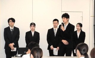 考えた政策を市幹部らに向けて発表する神戸学院大の学生ら＝淡路市役所防災あんしんセンター