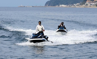 アプリを活用して水上バイクを救助しえい航する訓練の様子＝南あわじ市沖