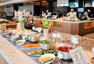 オープンキッチンで料理人の姿を見ながら食事ができるようになった＝休暇村南淡路