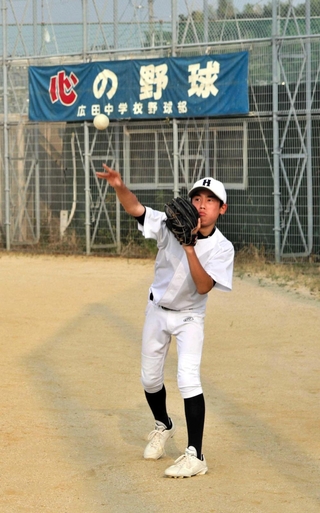 グラウンドで練習する多田駈さん＝広田中学校