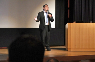 南海トラフ巨大地震への備えについて話す木村玲欧教授＝南あわじ市市地区公民館