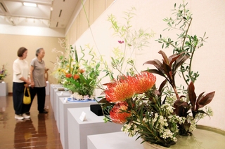 秋を感じる色とりどりの作品が並ぶ展示会場＝洲本市文化体育館