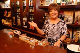 ＳＮＡＣＫボネールの店主田中清恵さん＝洲本市本町４