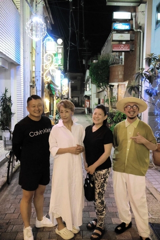 新開地に店を構える（左から）大下和也さん、田中初美さん、岡ルミ子さん、北原淳平さん＝洲本市本町４