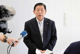 ふるさと納税制度復帰への受け止めを語る上崎勝規市長＝洲本市役所