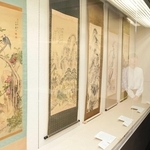 淡路島ゆかりの作者らによる作品が並ぶ会場＝洲本市山手１