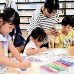 水彩ペンなどを使って集中して絵を描く子どもら＝淡路市浦