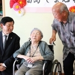 洲本市最高齢者の福島しまゑさん（中央）の長寿を祝う上崎勝規市長（左）と次男の繁男さん＝洲本市五色町広石上