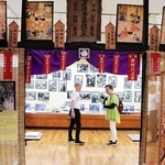 野掛け小屋を再現した展示の入り口＝淡路人形浄瑠璃資料館