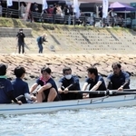 声援を受け、力いっぱいボートをこぐ参加者＝洲本川