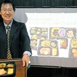 完成した淡路島ドクター弁当を持つ越久仁敬さん＝洲本市本町５