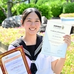 海外研修事業の参加認定証などを手にする桑田由華さん＝洲本実業高校