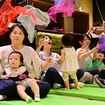 子育て中の母親を支援する「ママカフェ」がオープンし、音楽による母子支援「ららばいプロジェクト」を体験する親子連れら＝ＹＯＲＩＳＯＩ米田家