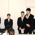 考えた政策を市幹部らに向けて発表する神戸学院大の学生ら＝淡路市役所防災あんしんセンター