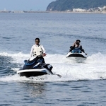 アプリを活用して水上バイクを救助しえい航する訓練の様子＝南あわじ市沖