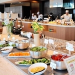 オープンキッチンで料理人の姿を見ながら食事ができるようになった＝休暇村南淡路