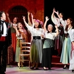 世界的オペラ歌手の藤井泰子さん（右端）、成田博之さん（左端）のバックで合唱と演技を披露する淡路島の一般参加者ら＝旧アソンブレホール