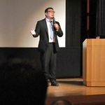 南海トラフ巨大地震への備えについて話す木村玲欧教授＝南あわじ市市地区公民館