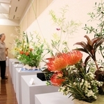 秋を感じる色とりどりの作品が並ぶ展示会場＝洲本市文化体育館