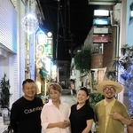 新開地に店を構える（左から）大下和也さん、田中初美さん、岡ルミ子さん、北原淳平さん＝洲本市本町４