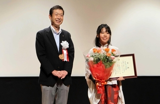 守本憲弘市長（左）から賞状などを贈られた石川遊沙さん＝南あわじ市市三條