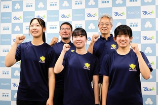 国民スポーツ大会出場へ意気込む（前列左から）樫本桜杜さん、角村玲奈さん、前川心絆さん＝洲本市役所