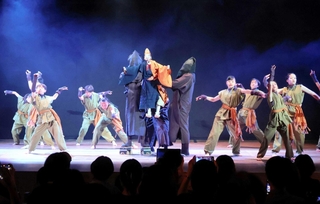 テーマ曲に乗せて浄瑠璃人形とダンサーが繰り広げるステージ＝淡路人形座