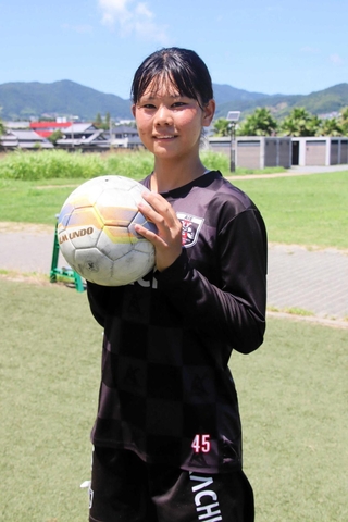 Ｕ－１７女子日本代表に選ばれたＡＩＥ国際高校の小泉恵奈さん＝淡路市生穂新島